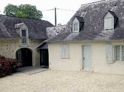 Fermette Béarnaise avec Grange Aménagée, Piscine et Vue Pyrénées, proche de Pau